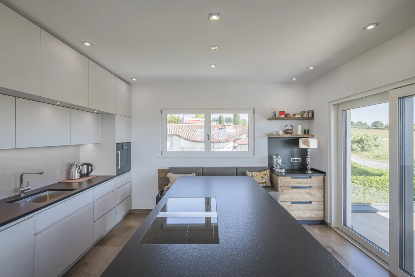 Arké switches and sockets in a private home kitchen at Lake Garda